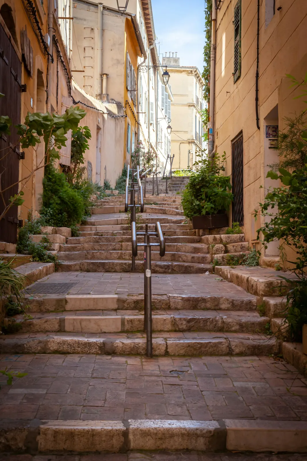 Ruelle en escaliers bordée de façades ocre à Marseille
