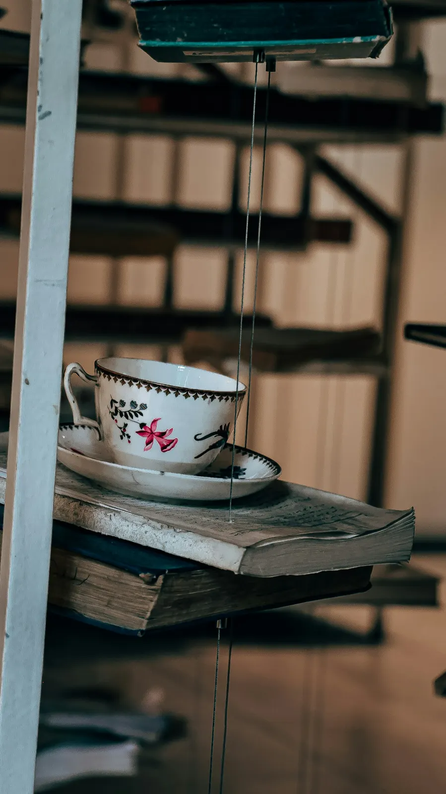 Tasse de thé posée sur un livre ouvert